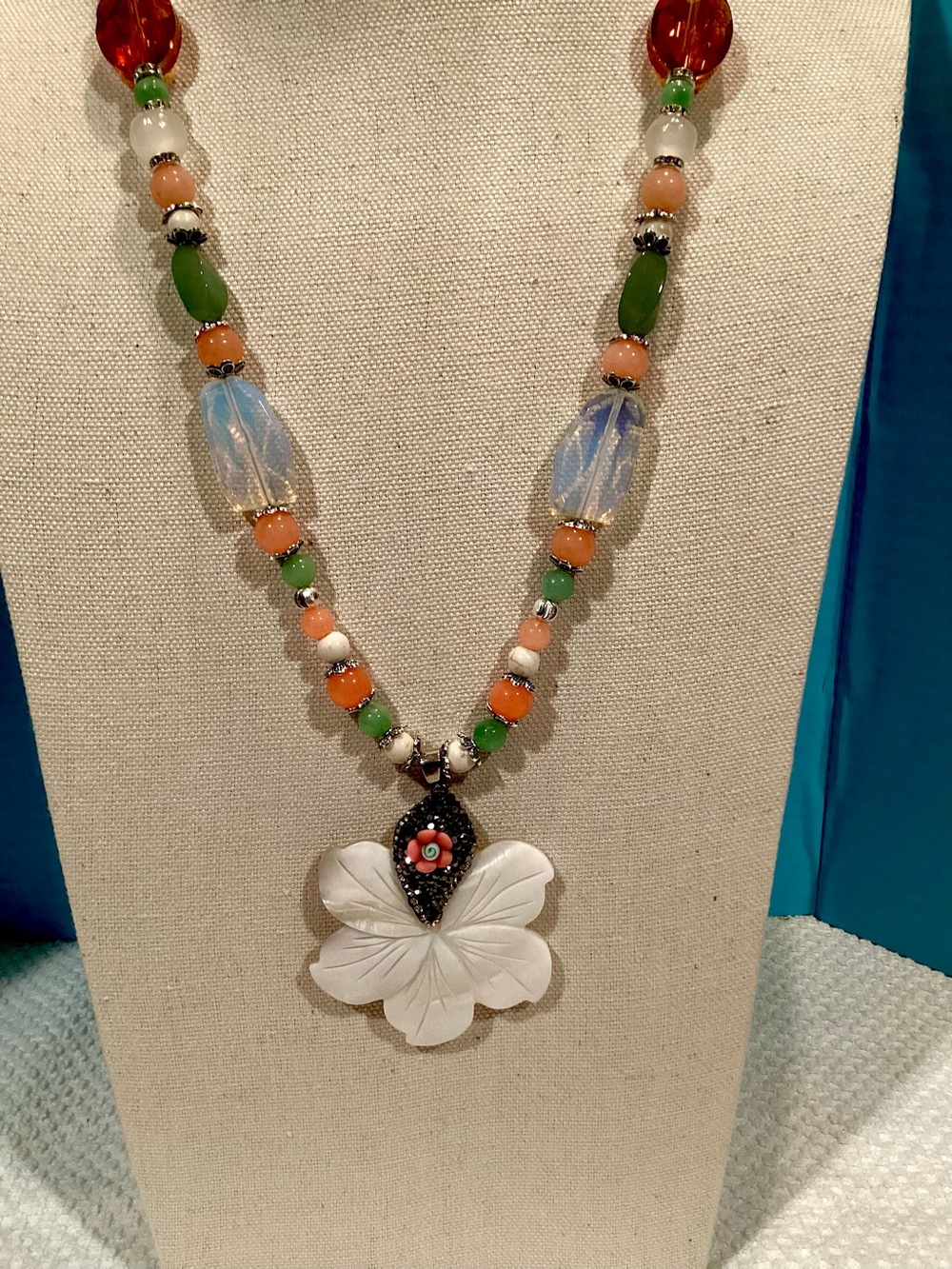 Artisan Crafted White Flower Shell Pendant Beaded Necklace Multicolor